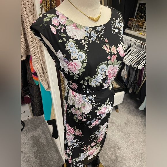Floral Dress. Size 10. Great for Work or Church! Pretty & Stretchy!! - Picture 7 of 13